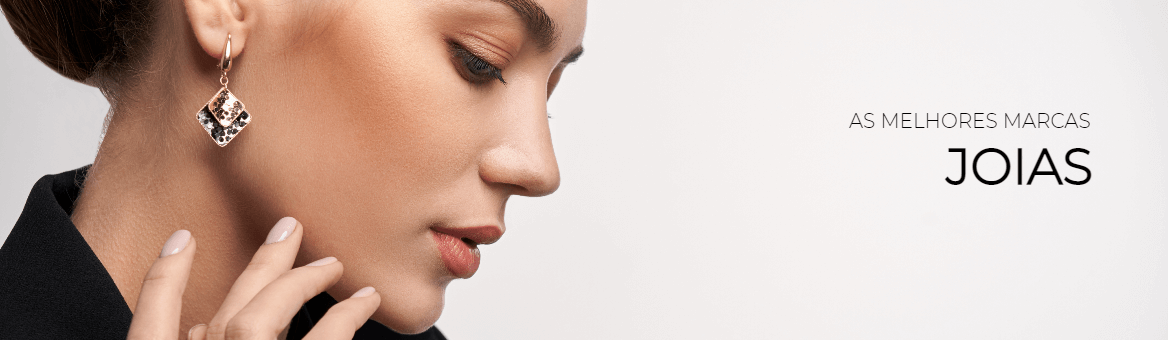 Modelo feminino com brincos pretos e rose gold em losango, para a categoria de colares.